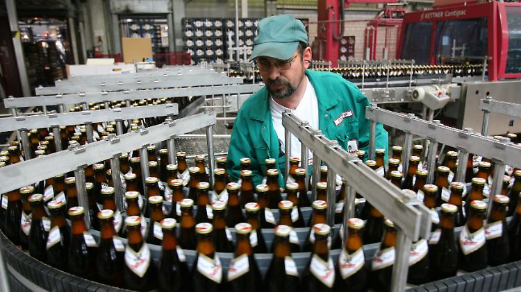 An der Abfüllanlage der Hasseröder Brauerei.