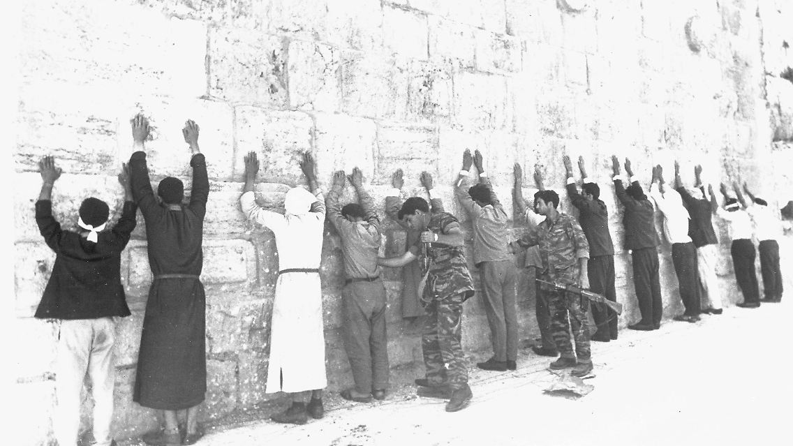 1967 werden etwa Viertelmillionen Palästinenser aus den besetzten Gebieten vertrieben. Wer bleibt, muss mit Wartezeiten an Checkpoints und Versorgungsengpässen leben. Immer wieder flammen Kämpfe auf.