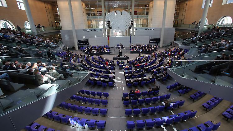 Mit den Stimmen der Großen Koalition verabschiedet der Bundestag die Reform der Finanzbeziehungen. Teilweise gibt es auch Zustimmung aus der Opposition.
