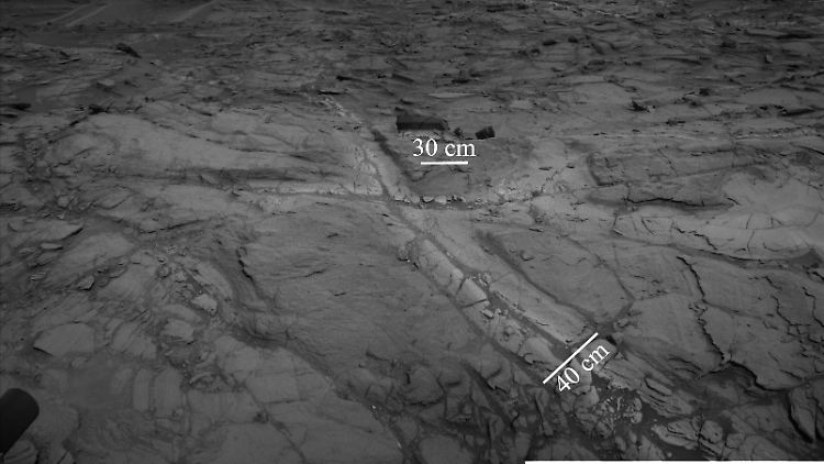 Die zusammengesetzten Bilder der US-Raumfahrtbehörde Nasa zeigen sogenannte "Halos" im rund 150 Kilometer großen Gale-Krater auf dem Mars. 