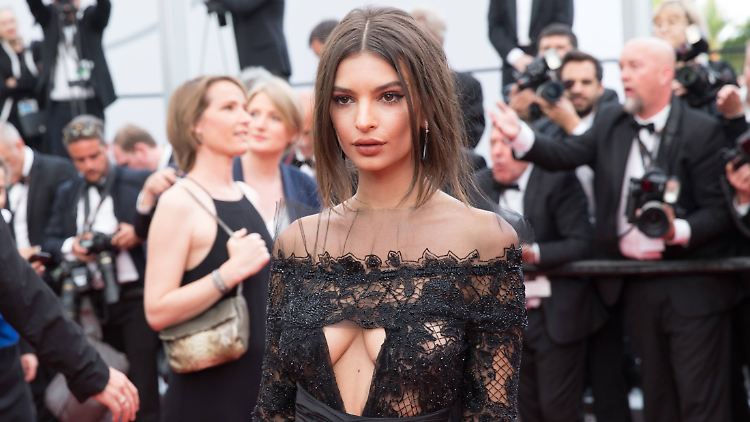 Lieber Schauspielerin als Model? Bei den Filmfestspielen in Cannes inszenierte Emily Ratajkowski sich in spektakulärer Robe.