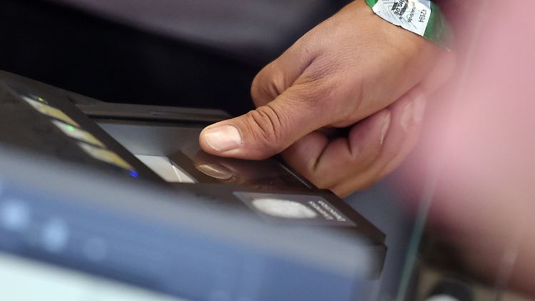 Wer in Deutschland Asyl beantragt, muss seine Fingerabdrücke abgeben.