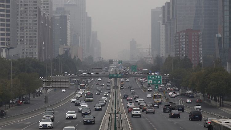 Die rasant wachsende Zahl an Autos in China fördert den Smog in Metropolen wie Peking.