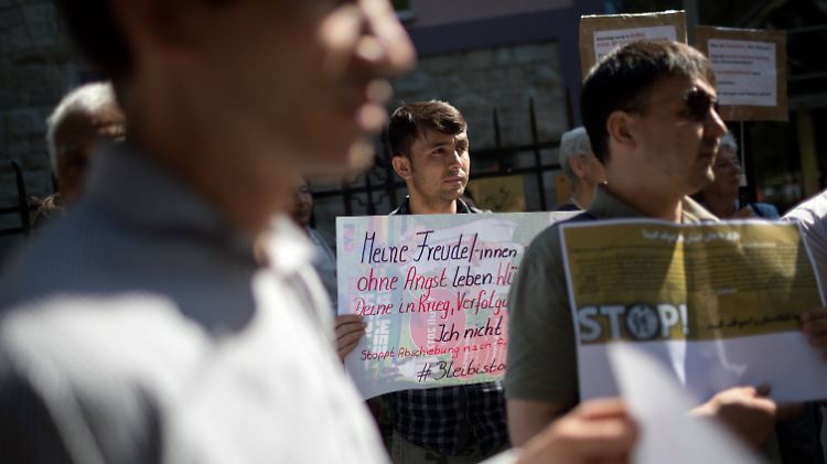Etwa 50 Menschen protestieren vor der afghanischen Botschaft in Berlin gegen Abschiebungen nach Afghanistan.