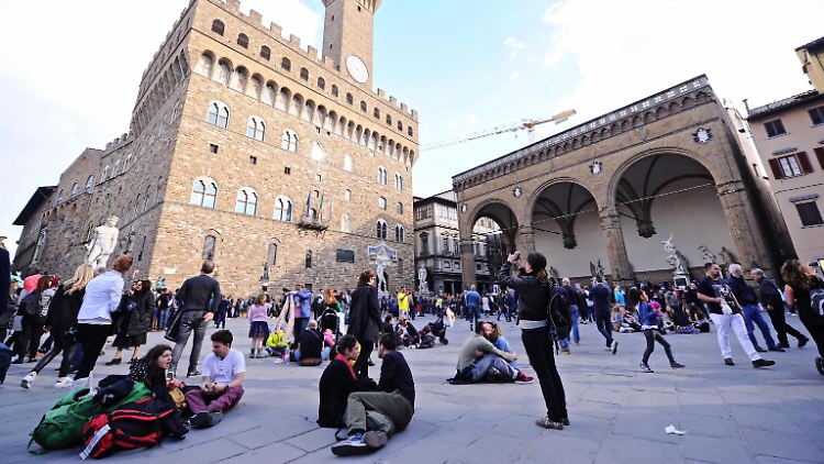 Einfach auf einem Platz in Florenz niederlasen? Das dürfte bald eine nasse Angelegenheit werden.