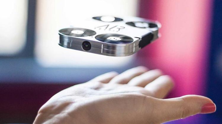 Passt in eine Handfläche, kann fliegen und soll Selbstpoträts aus spannenden Positionen schießen: die fliegende Mini-Kamera AirSelfie.