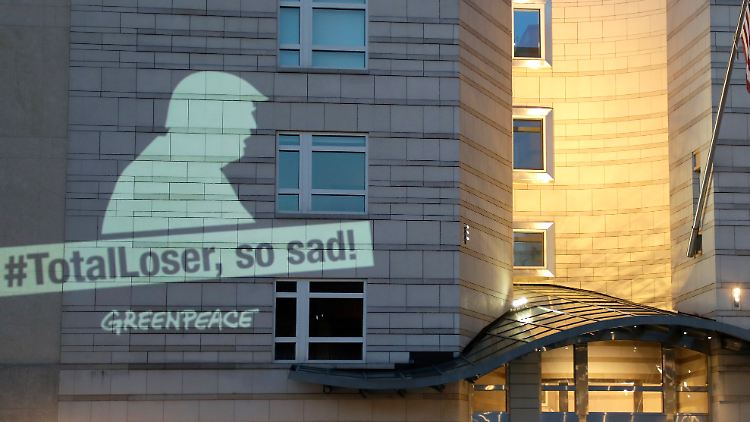 "Totaler Verlierer, so traurig", projizierten die Aktivisten an die US-Botschaft in Berlin.
