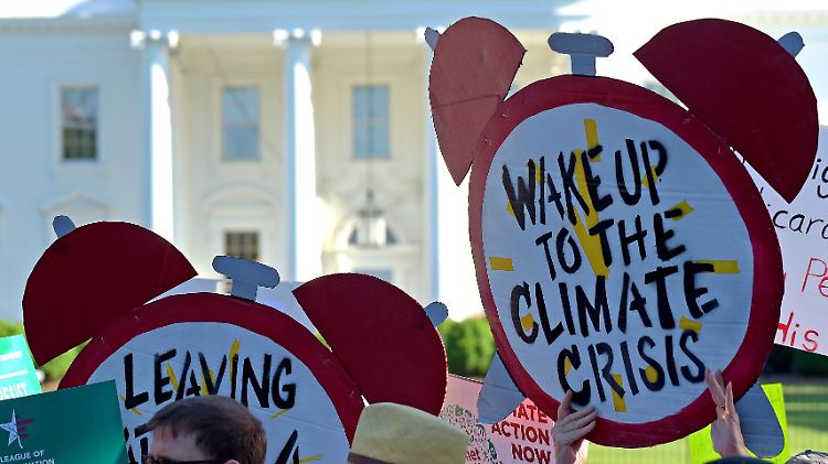 In Washington protestieren Menschen vor dem Weißen Haus gegen den Rückzug der USA aus dem Klimaabkommen.