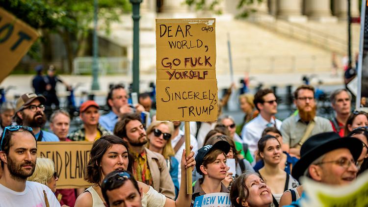 In New York brachte ein Demonstrant auf den Punkt, was Trump der Welt eigentlich sagen wollte.