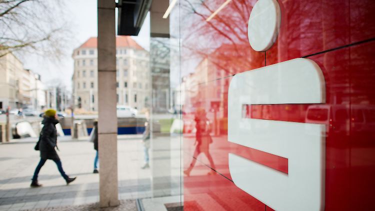 Sparkassen und Banken haben ihren Kunden in der Vergangenheit gerne Sparverträge mit variablen Zinsen angeboten.