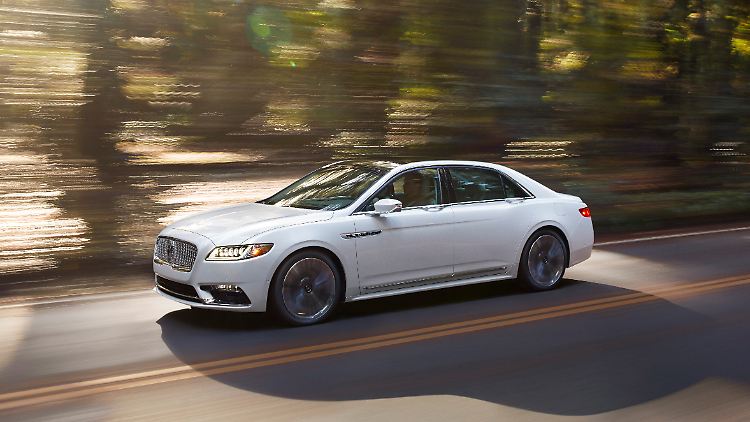 Der Lincoln Continental knüpft an die Tradition der Stretchlimousinen an, gibt sich aber betont cool.