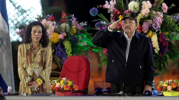 Der nicaraguanische Präsident Daniel Ortega, hier bei einer Militärzeremonie mit seiner Frau, kritisiert das Pariser Klimaabkommen.