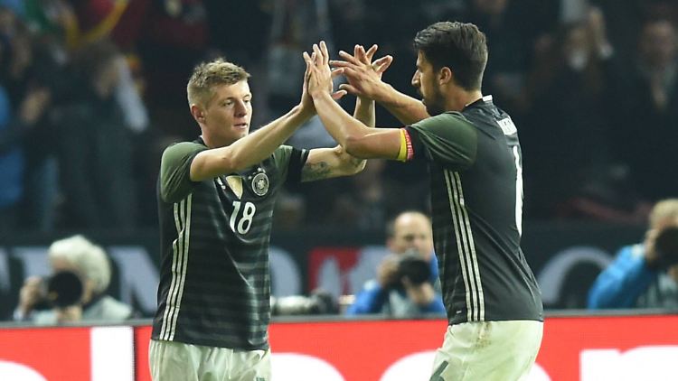 "Sonst spielen wir in der Nationalelf ja Seite an Seite": Toni Kroos und Sami Khedira.