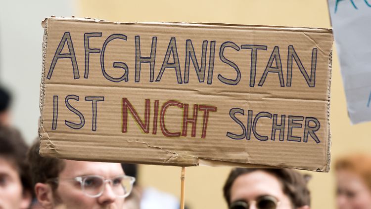 In München protestierten am Donnerstag Menschen gegen Abschiebungen nach Afghanistan.