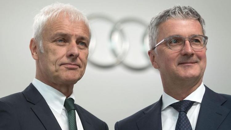 Auch Audi-Boss Stadler (r.) gilt als angeschlagen. Bislang hält VW-Chef Müller jedoch an ihm fest.