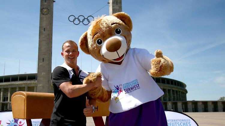 Hier posiert der Botschafter: Fabian Hambüchen, links, vor dem Berliner Olympiastadion.