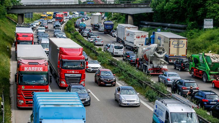 Vor allem im Sommer wird es wieder viele Staus auf deutschen Autobahnen geben. Für die Umwelt ist das schlecht.