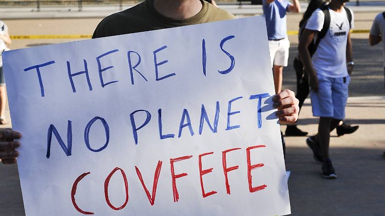 Ein Gegner des Austritts aus dem Pariser Klimaabkommen demonstriert mit einem Plakat, das auf Trumps "covfefe"-Tweet anspielt.