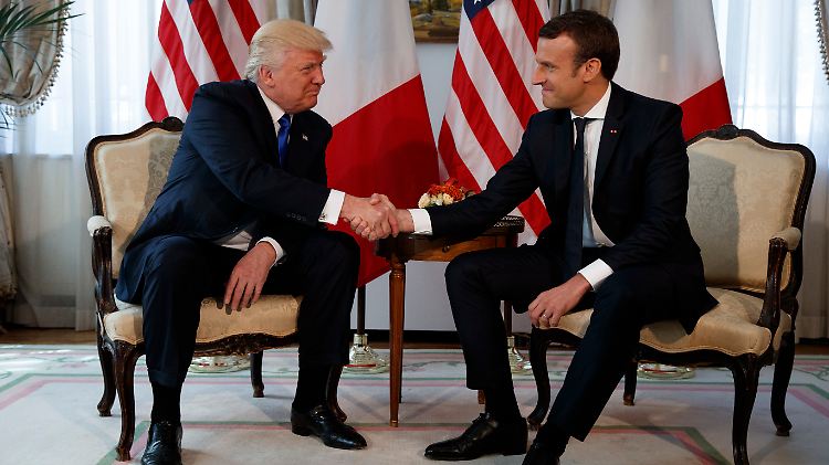 Wer ist stärker? Donald Trump oder Emmanuel Macron. Beim Händedruck soll Macron jedenfalls das Rennen gemacht haben.