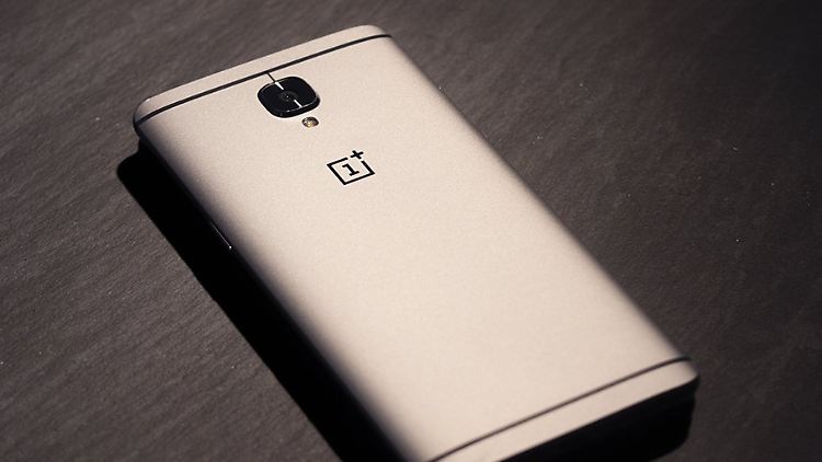 Auf diesem Bild soll unter dem OnePlus 3T ein OnePlus 5 liegen.