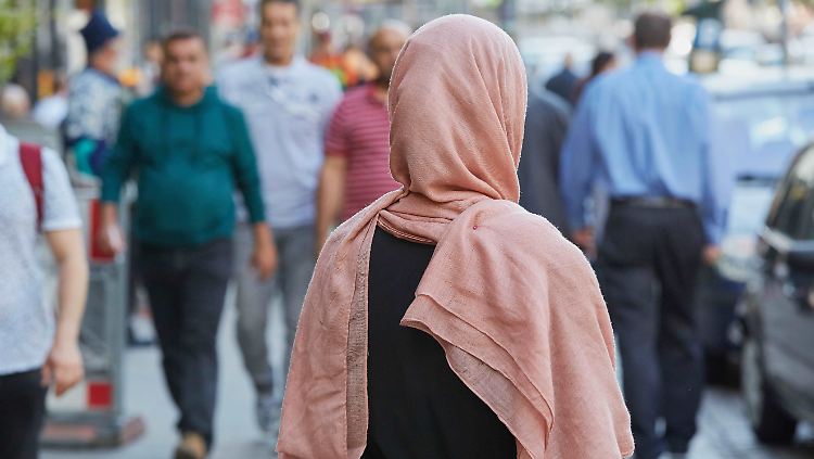 Kopftuch tragen bleibt zwar erlaubt, jedoch darf das Gesicht nicht verhüllt sein. Denn die Identität des Fahrer muss eindeutig zu identifizieren sein.
