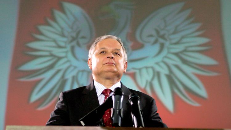 Lech Kaczynski wurde mit seiner Frau Maria in einem gemeinsamen Sarg beerdigt. Doch in der letzten Ruhestätte liegen offenbar noch Leichenteile von weiteren Toten. 