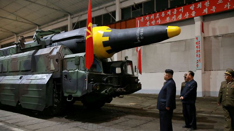Das Foto soll Nordkoreas Machthaber Kim Jong Un vor einer Langstreckenrakete vom Typ Hwasong-12 zeigen.