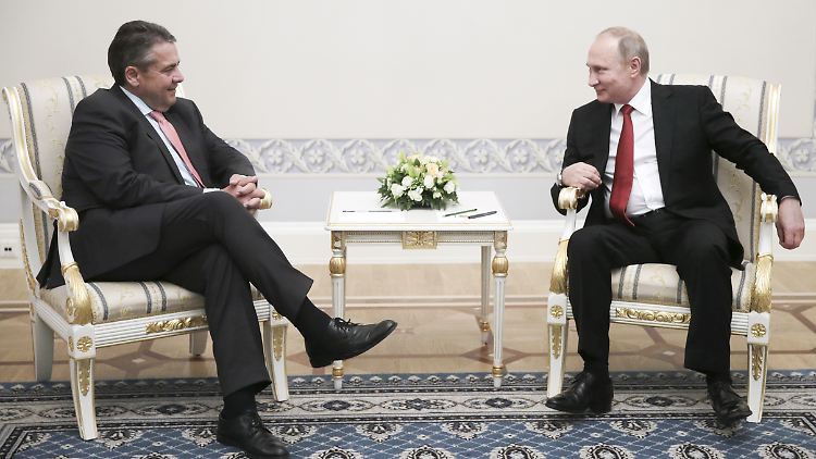 Gespräch unter vier Augen vor dem Abendessen: Gabriel und Putin in der Petersburger Residenz.