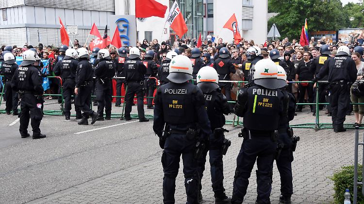 Mehr als 3000 Polizisten waren in Karlsruhe im Einsatz.