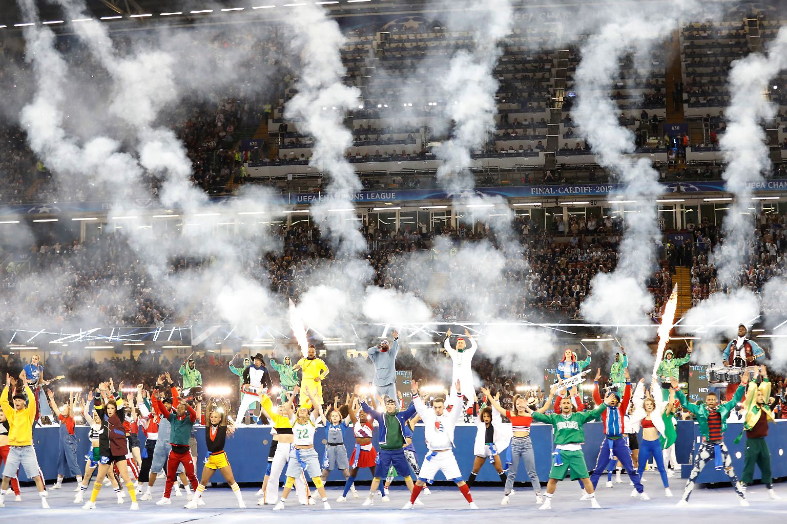 Fußball? Gab es im Champions League Finale mit dreiminütiger Verspätung, weil die Show sich etwas hinzog.