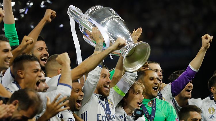 Real-Kapitän Sergio Ramos reckt den Pokal in die Höhe - und die Königlichen jubeln.