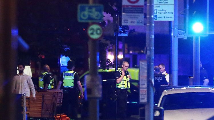 Der Bereich um die London Bridge ist in der Nacht abgesperrt.