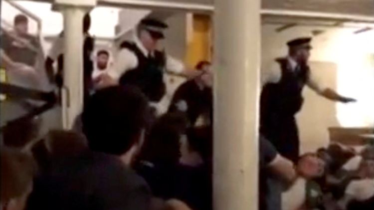 Handy-Aufnahmen aus einem Pub zeigen Polizisten, die sich um die verängstigten Menschen kümmern.