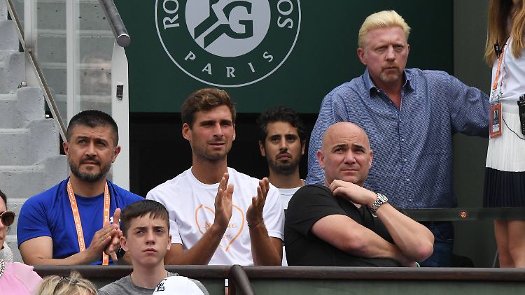 Boris Becker (r.) möchte wieder als Trainer arbeiten. Als Coach von Novak Djokovic hat ihn Andre Agassi (2.v.r.) abgelöst.