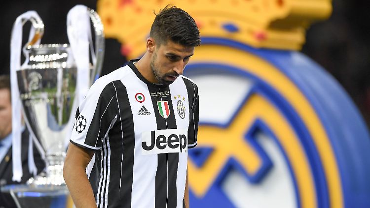 Besonders bitter: Als Verlierer darf Sami Khedira den Pokal nur anschauen - nicht anfassen.