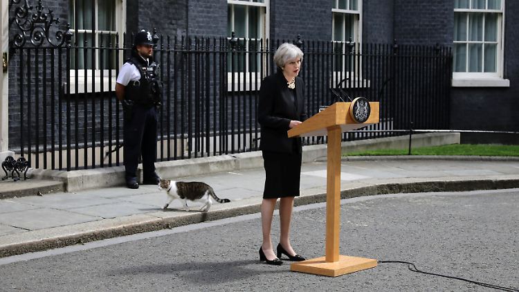 May erschien zu ihrem Statement in schwarzer Trauerkleidung.