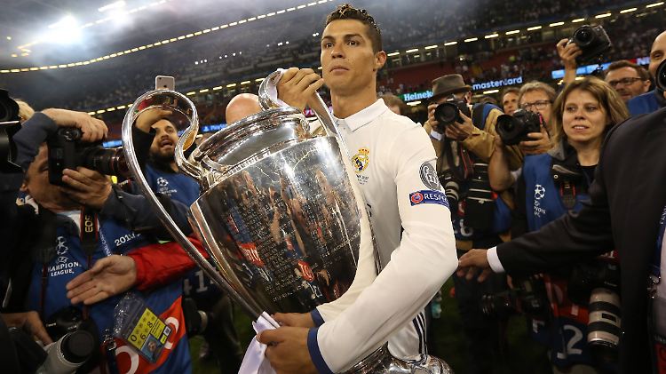 Stolz geschwellte Brust, die Trophäe in der Hand: Cristiano Ronaldo lässt sich feiern.