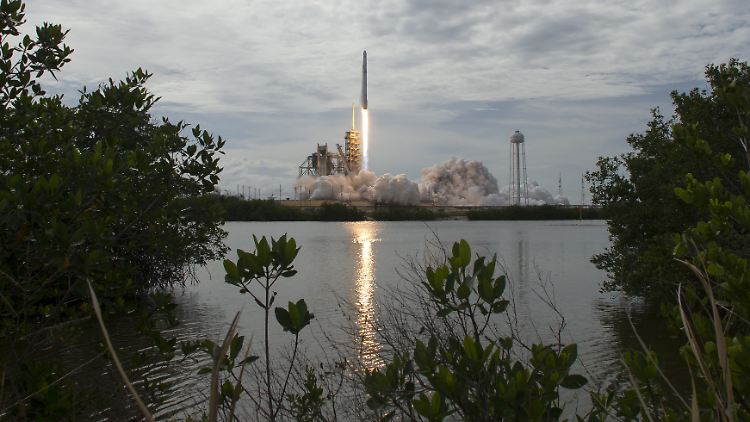 An der Spitze einer Falcon-9-Rakete hob der Raumfrachter vom Weltraumbahnhof Cape Canaveral ab.