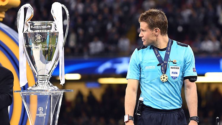 Ein bisschen vom Pokal gehört auch Felix Brych. Schließlich hat er als Unparteiischer für ein faires Spiel gesorgt.