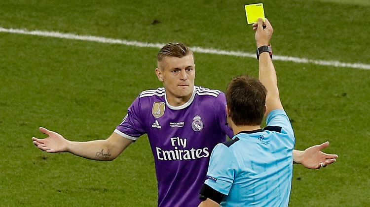 Da hilft alles Lamentieren nicht. Für sein Foul an Nationalmannschaftskollegen Khedira sieht Kroos Gelb.