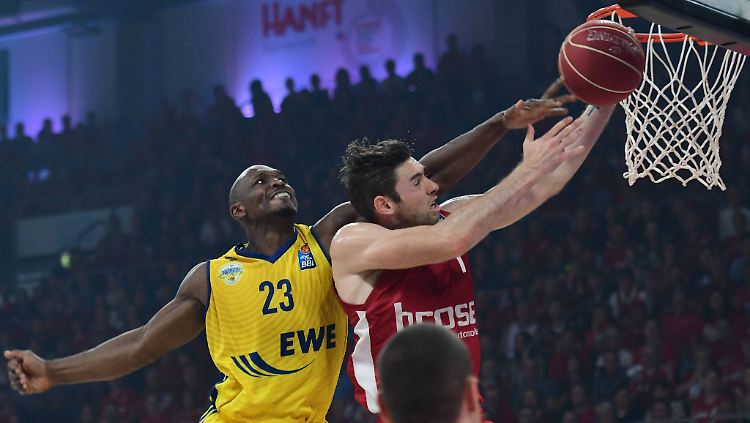 Während die Spieler von Brose Bamberg einen Treffer nach dem nächsten erzielen, erleben die Oldenburger ein Debakel.