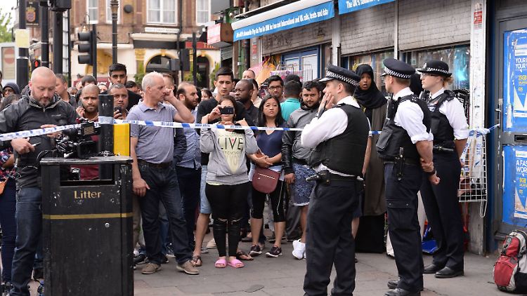 Auf der London Bridge haben drei Attentäter mehrere Fußgänger überfahren, dann griffen sie Menschen in einer beliebten Markthalle an. 