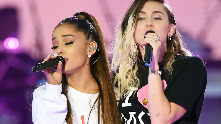 Zwei Teenie-Stars mit großer Botschaft: Ariana Grande herzt Miley Cyrus.