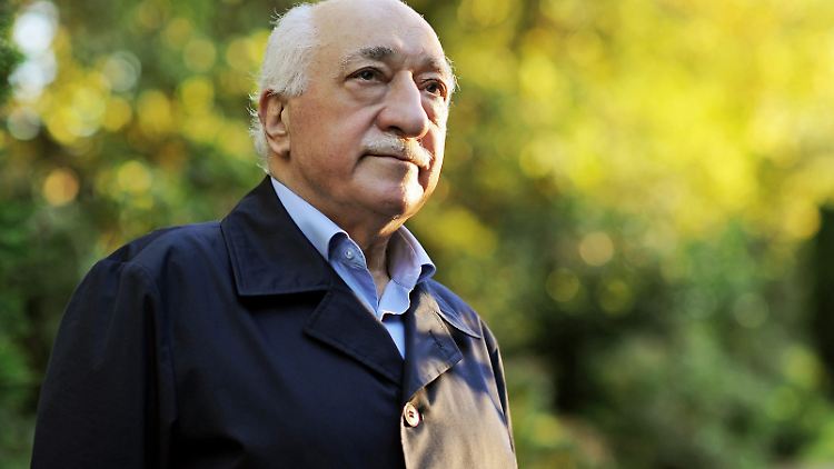 Gülen lebt seit 1999 in den USA. Die Türkei macht ihn für den Putschversuch vom 15. Juli 2016 verantwortlich.