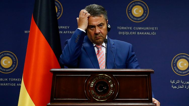 Gabriel ist bei seinem Pressestatement in Ankara anzusehen, dass er mit der Entwicklung nicht zufrieden ist.