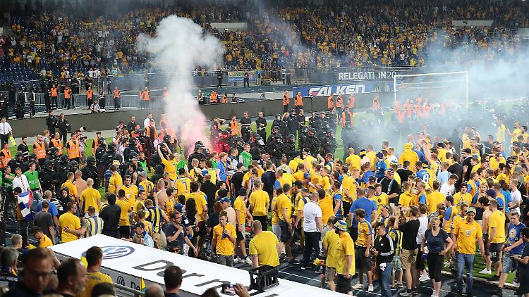 Beim Relegationsrückspiel gegen den VfL Wolfsburg stürmen Eintracht-Braunschweig-Fans nach Spielende den Platz.