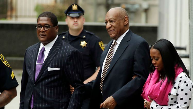 Cosby (M.) wurde auf dem Weg zum Gericht gestützt. Aussagen will er in dem Prozess nicht.