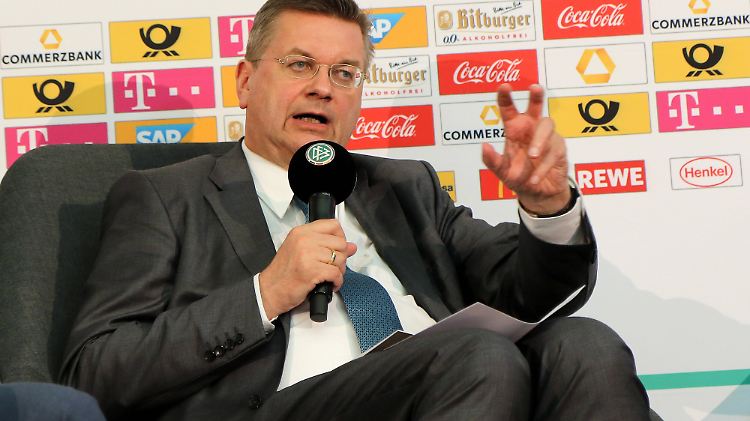 Reinhard Grindel droht Katar mit einem Boykott der Fußball-WM 2022.