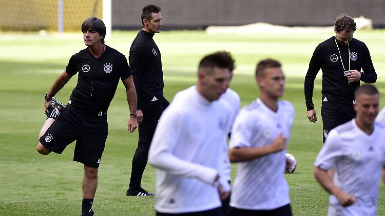 Joachim Löw bittet zum Test für den Test für die WM - und so ist der Nationalmannschafts-Kader ziemlich zusammengewürfelt.