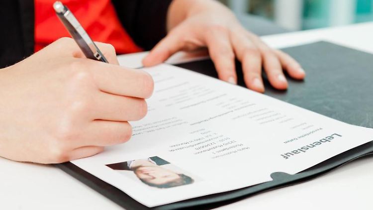 Es macht sich gut, die erste Seite des Lebenslaufs als Deckblatt mit einem Foto des Bewerbers zu gestalten.